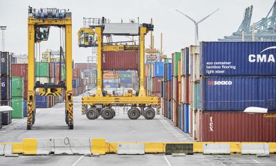 Havn med containere i Antwerpen